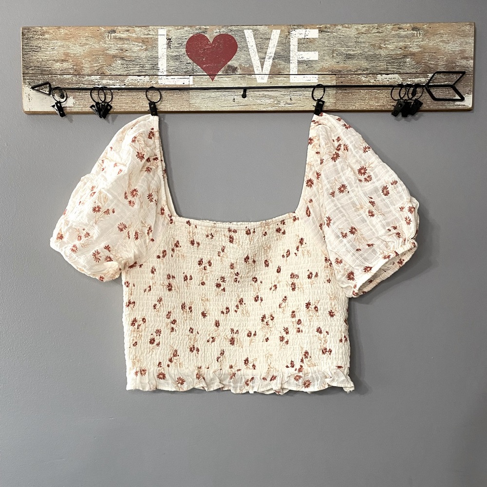 [L] American Eagle Puff Sleeve Smocked Crop Top | Cream/Floral